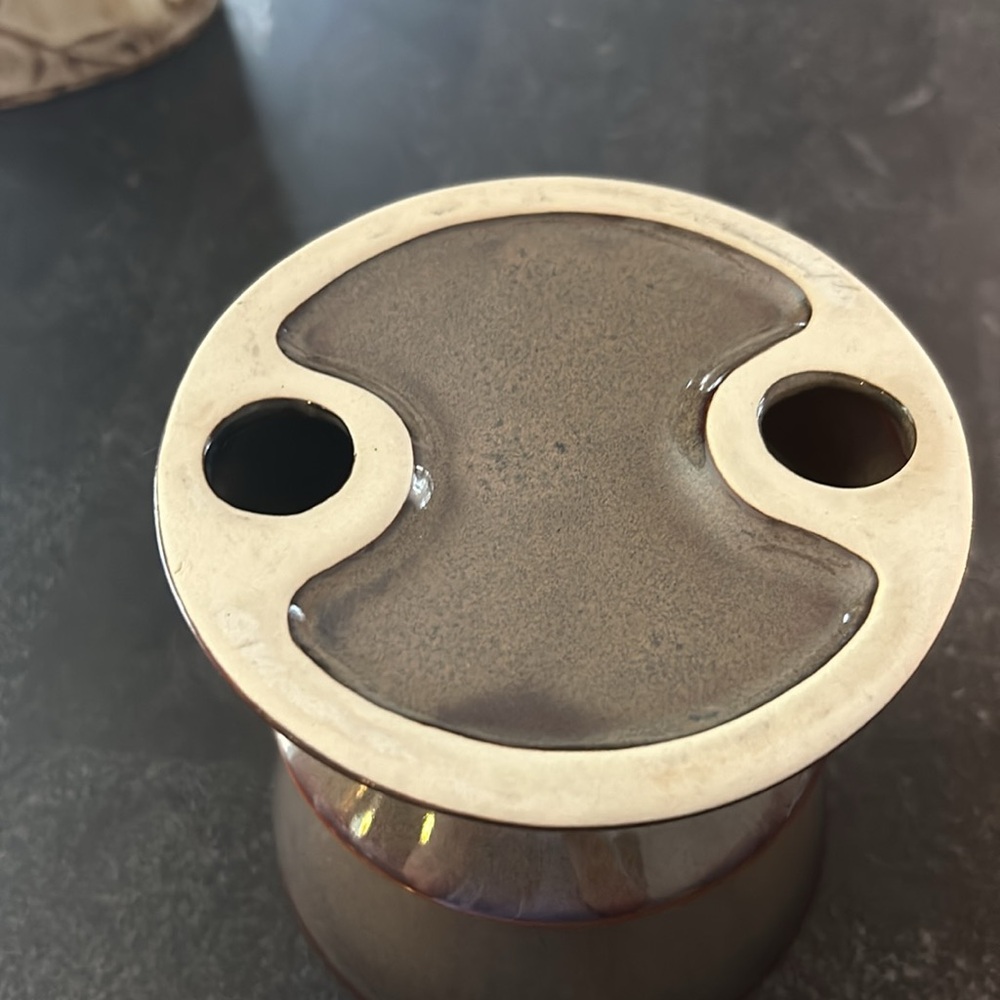 Taupe colored ceramic candle holder - Picture 3 of 4